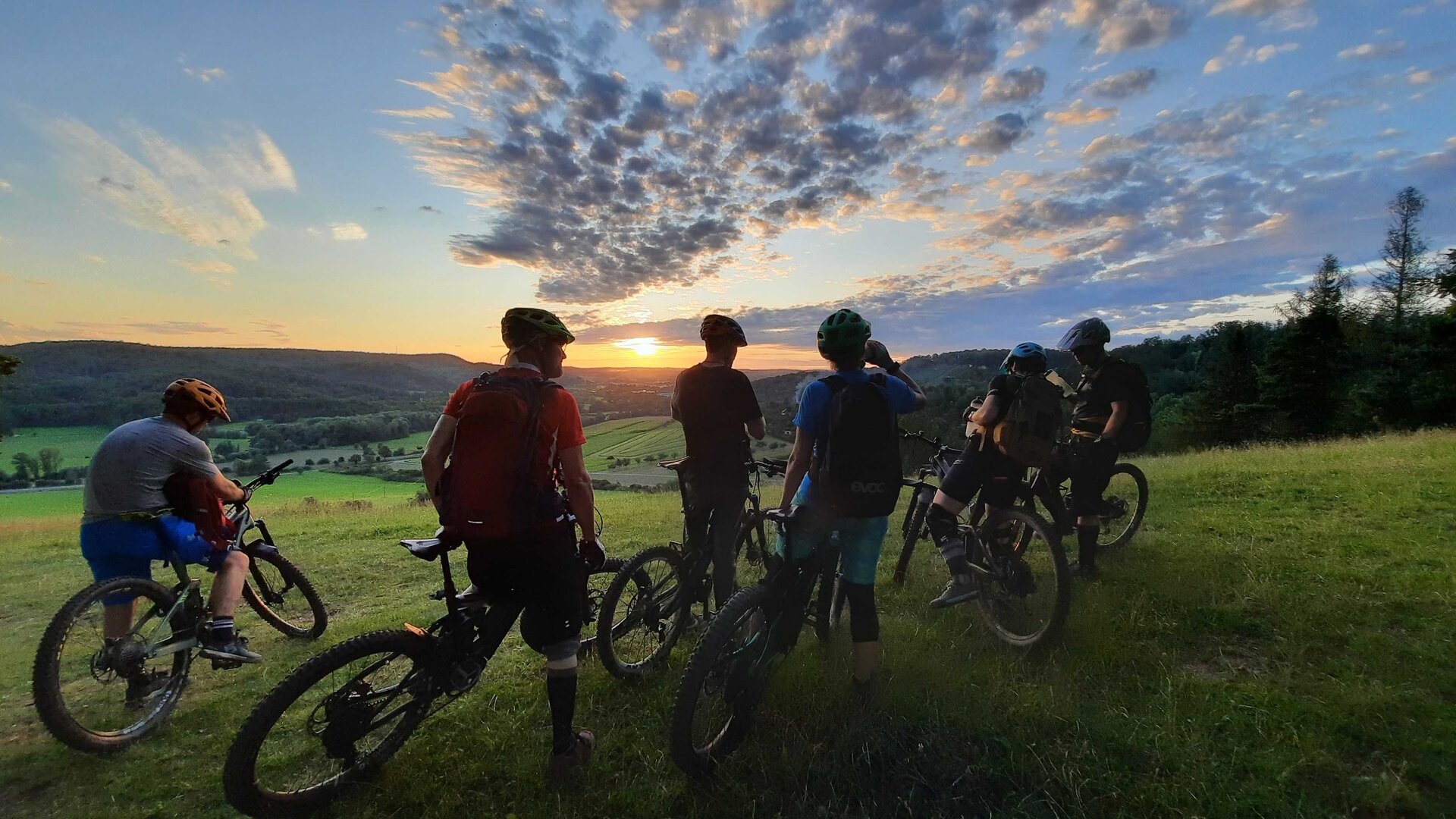 Wochentreff Gruppenbild in Abendsonne | © Kesselradler